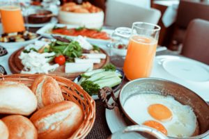 Read more about the article Quais alimentos evitar no café da manhã?